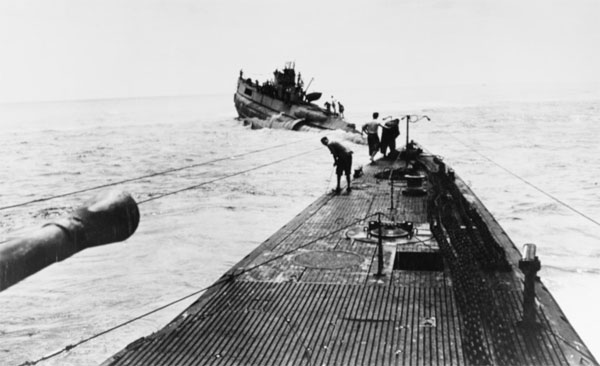 USS Cod arrives to rescue crew of Dutch Sub O-19